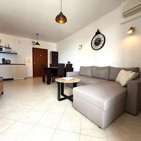 Spacious One-bedroom In The Heart Of Sunny By Menada Lägenhet *