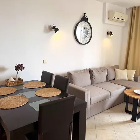 Διαμέρισμα Spacious One-bedroom In The Heart Of Sunny By Menada *