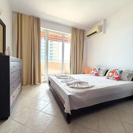 Spacious One-bedroom In The Heart Of Sunny By Menada Slăntjev Brjag
